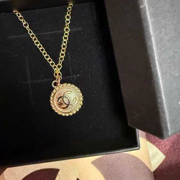 CHANEL Gold Medallion CC Pendant Necklace with Chain - Picture 3 of 3